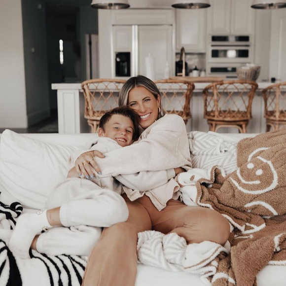 The Styled Collection Krista Horton black & white smiley face blanket reversible - Picture 2 of 7